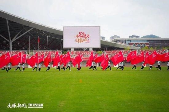 特辑开场，一家三口难以捉摸的表情与动作便已埋下伏笔，充满嫌恶的母亲低头不语、心绪不宁的父亲眼神涣散、站在俩人身后的儿子独自把玩着手机，而当记者宣布开拍合照时，三人秒变脸强行装出一副幸福的模样，表演出美满和睦令人艳羡的一家三口，貌合神离之下，痛苦的典家庭关系彰明较著